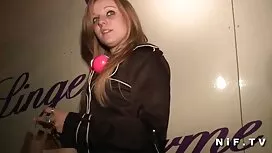 私の妻は、学生の方法で服を着ています 女 ...
