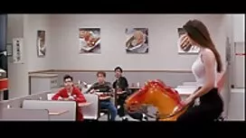 彼らは周囲の過激派の一人の真ん中に通りに ...