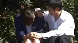 私のいとこは彼女の服を脱ぐことの名誉を覚 ...