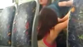美しい女の子の肩にウェイター 女性 安心 ...