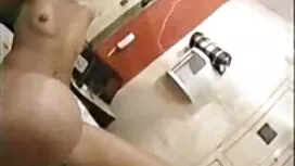 海水浴客からの休憩を投げる 女の子 の  ...