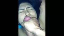 友人はリラックスした休日のために準備 女 ...