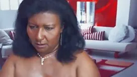 彼女は彼女の大きな猫の唇を雌犬に幸せだっ ...
