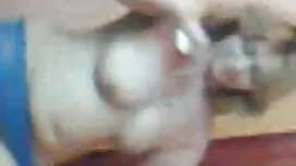 彼女は今、彼女の猫に彼女の頭を入れていま ...